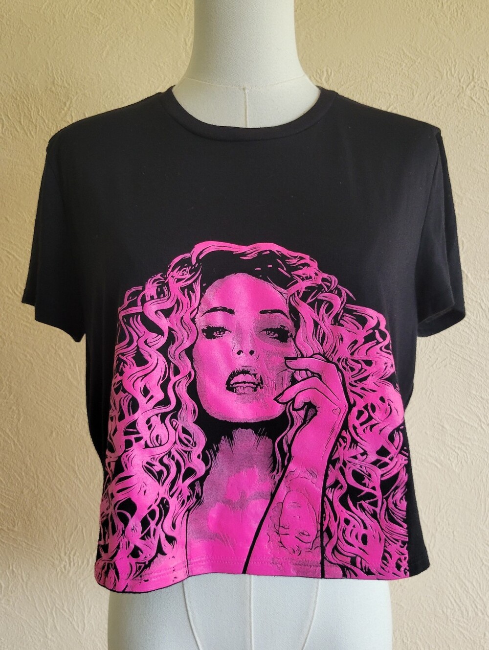 Cropped Black & Pink Hot Woman T-Shirt